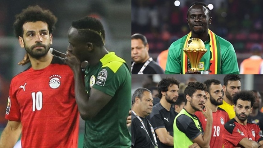 Sadio Mane an ủi Mohamed Salah khi giành chức vô địch AFCON 2021